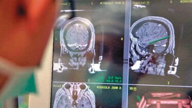 Familia busca opción para tratar a su hija