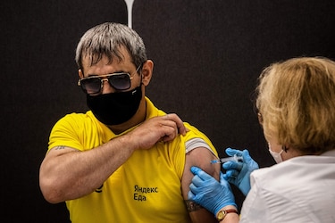 Dos dosis de vacuna parecen proteger contra la variante Delta