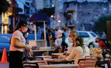 Ventas de restaurantes caen 30% por toque de queda 