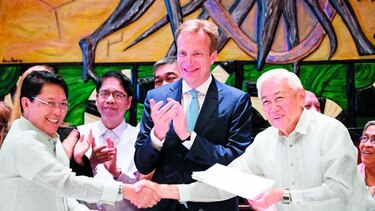 Rebeldes filipinos aceptan un alto el fuego