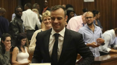 Pistorius obtiene la libertad bajo fianza y permanece en arresto domiciliario