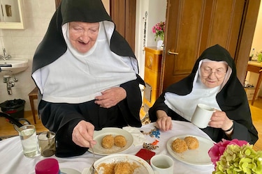 Las monjas que se fugaron de una residencia de ancianos podrán permanecer en su convento en los Alpes si abandonan las redes sociales