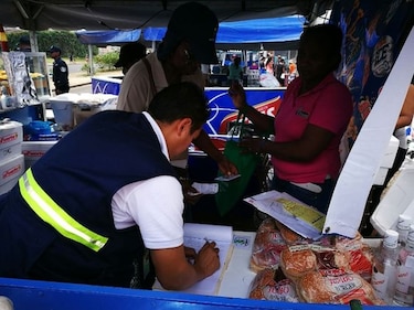 Sorprenden a extranjeros realizando ventas ambulantes en la cinta costera