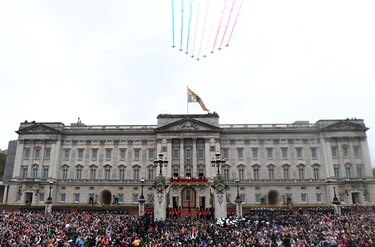 El rey Carlos III saluda desde el balcón de Buckingham sin su hijo Enrique