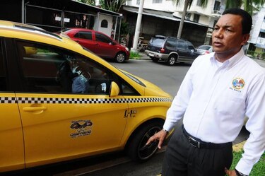 Taxistas cerrarán vías en la capital este lunes en rechazo a los 'buses piratas'