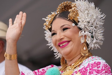 Ataviados, la pareja presidencial encabeza el desfile de las Mil Polleras