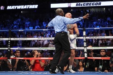 Mayweather impone su astucia y noquea a McGregor