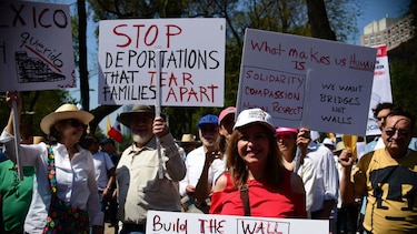 Miles de mexicanos protestan contra Trump al grito de 'Vibra México'