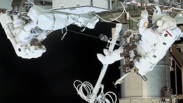 Dos mujeres astronautas de la NASA realizaron con éxito caminata espacial en la EEI