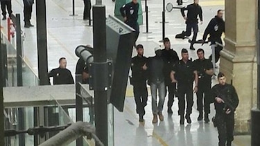 Un hombre armado con cuchillo causa conato de pánico en estación de París