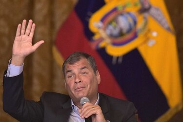 Rafael Correa cesa a cúpula militar por intromisión en 'temas administrativos'