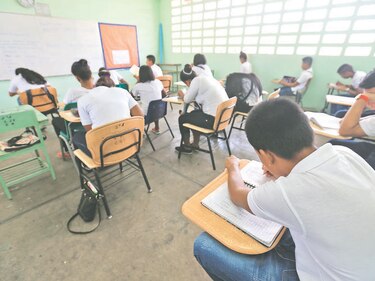 Eliminan del pénsum una hora de español y otra de inglés