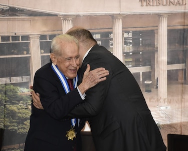 Tribunal Electoral condecora a Luis H. Moreno