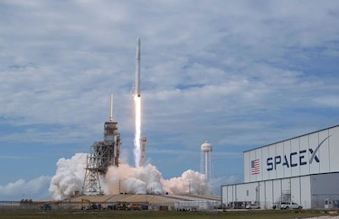 SpaceX envía suministros utilizando una nave espacial reconstruida