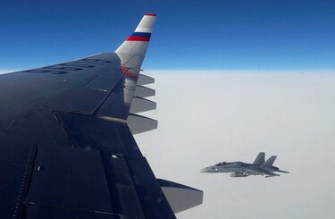 Tensión diplomática: cazabombarderos de Suiza vuelan muy cerca de avión ruso