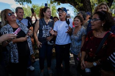 Lágrimas y serenatas en tributo a José José en Miami