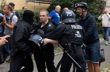 Refriegas con la policía en Berlín durante una protesta en rechazo a las medidas de restricción