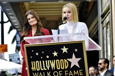 Kristen Bell e Idina Menzel reciben su estrella en el paseo de la fama