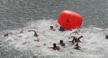 Favoritos vuelven a dominar en prueba de aguas abiertas