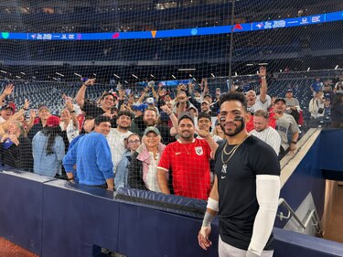 José ‘Chema’ Caballero recibe una ovación panameña y responde con un jonrón decisivo en Toronto