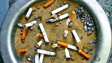 Conferencia por cigarrillos con paquete neutro