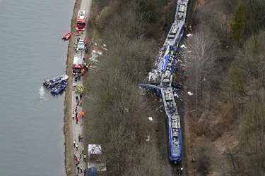 Dos trenes chocan de frente y se reportan 10 muertos