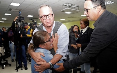 Presidente de Ecuador da ultimátum  a captores de equipo de prensa