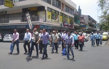 Ediles colonenses cierran vías para reclamar partida