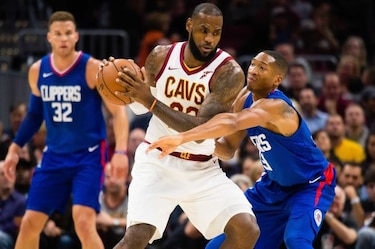 LeBron luce inmenso, Spurs frenan al Thunder