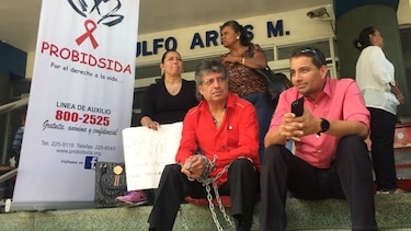 Director de Probidsida se encadena en la CSS para denunciar el desabastecimiento de medicamentos