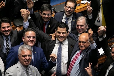 Senado de Brasil elige como presidente a aliado de Bolsonaro