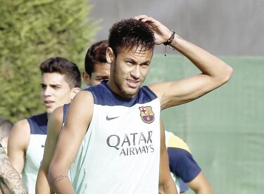 Neymar vuelve a entrenarse con sus compañeros