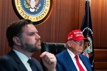 Trump dice que ‘le encantaría’ optar a un tercer mandato, pero respalda la fórmula Vance-Rubio