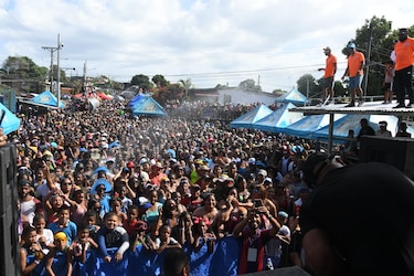 Ministro Sucre dice que no hay razón para suspender los carnavales, pese al aumento de casos de covid-19