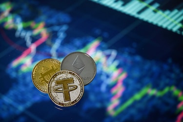 Caída del bitcóin arrastra al mercado de criptomonedas
