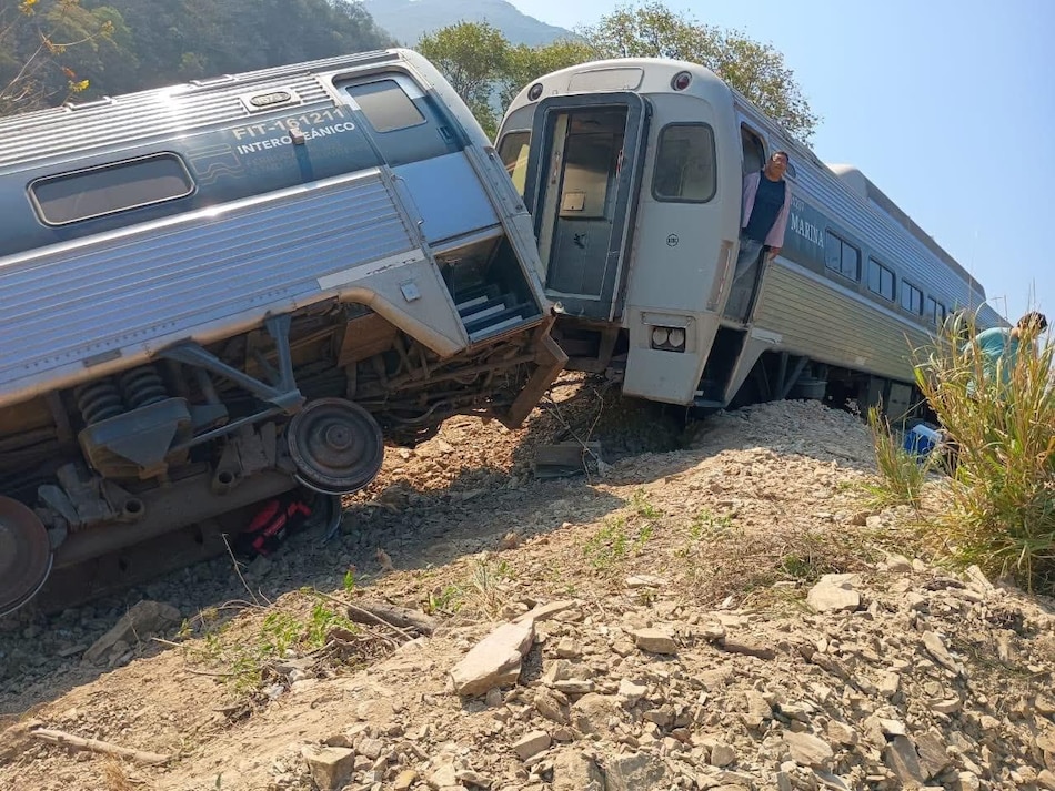 Al menos 13 muertos y 98 heridos tras descarrilamiento del tren Interoceánico en México