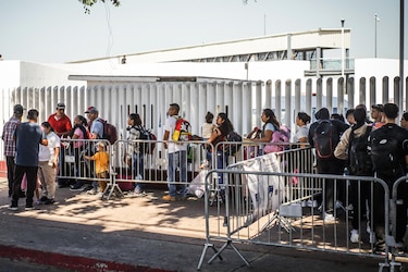 El promedio diario de detenciones de migrantes en la frontera suroeste de Estados Unidos no baja de 1,800