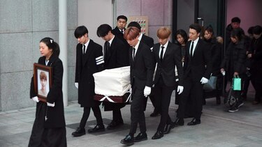 Estrellas del K-pop surcoreano, reunidas en torno al féretro de Kim Jong-Hyun