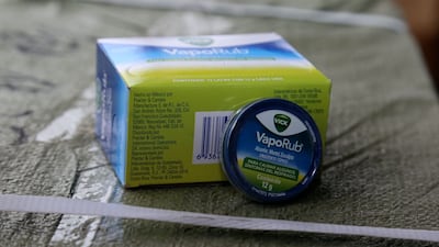 Aduanas incauta latas falsificadas de Vick Vaporub en contenedor procedente de China