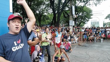 El filipino Tepora vence al mexicano Ortega por el título de los plumas