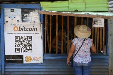 Bitcóin tropieza en su debut en El Salvador
