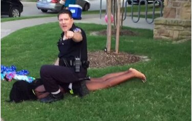 Dimite el policía que amenazó brutalmente a jóvenes afroamericanos en EU