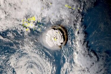 Erupción de volcán en Tonga provoca tsunami y enciende alarmas en oeste de Estados Unidos y Japón