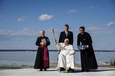 El papa Francisco, en el lago sagrado de los indígenas canadienses
