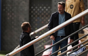 Thomas Christiansen visita el entrenamiento del FC Barcelona y conversa con Hansi Flick