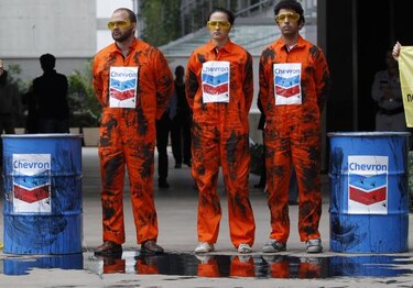 Greenpeace protesta contra Chevron por el vertido en el Atlántico brasileño