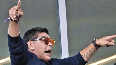 Maradona aclara situación en estadio con un hincha coreano