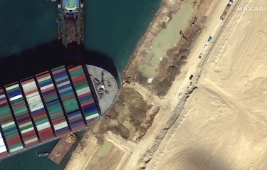 Errores humanos y técnicos, entre las posibles causas del incidente del buque que bloquea el Canal de Suez