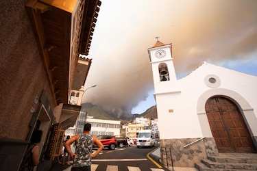 Un voraz incendio arrasa ya con 800 hectáreas en las islas Canarias, en España