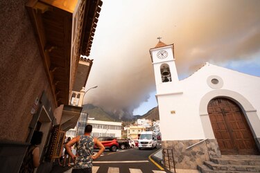 Un voraz incendio arrasa ya con 800 hectáreas en las islas Canarias, en España